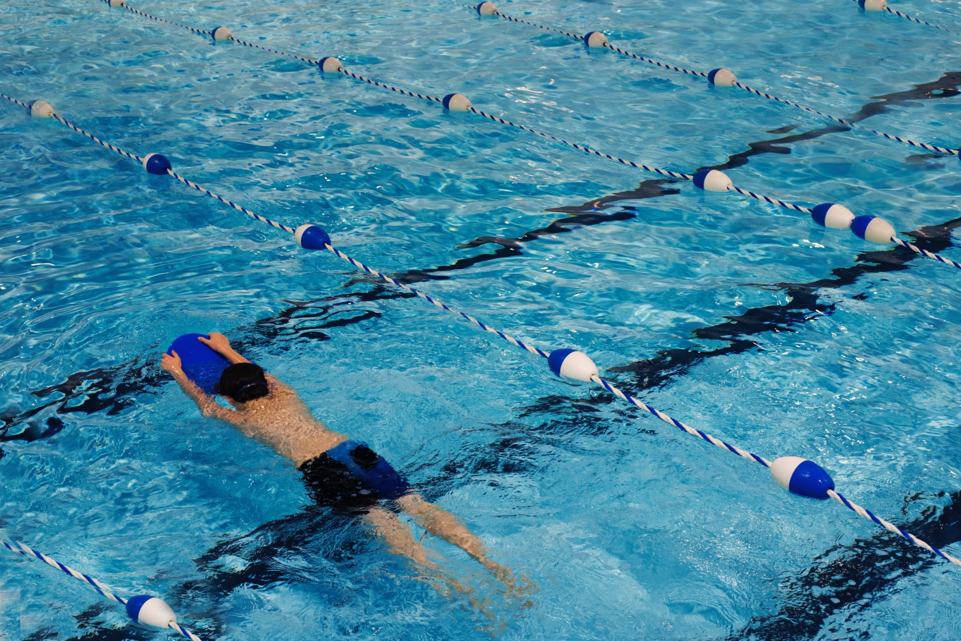 Swimming & Gross Motor Skills: 6 Big Ways Swimming Supports Development